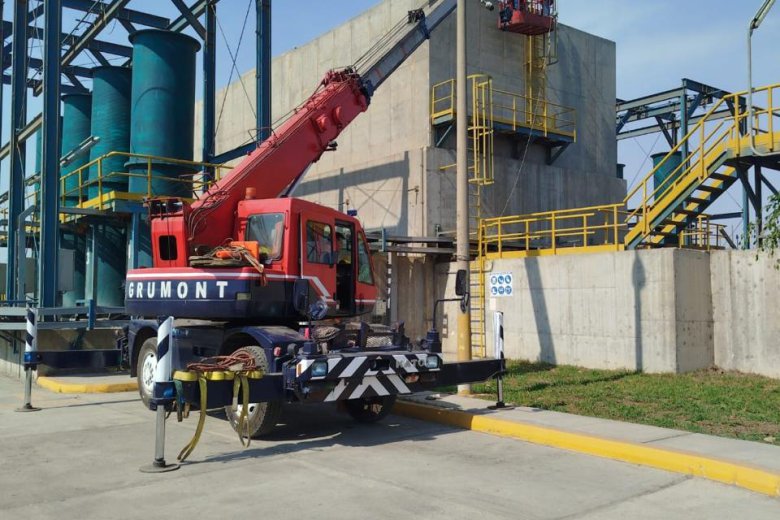 GRUAS CON CANASTILLA